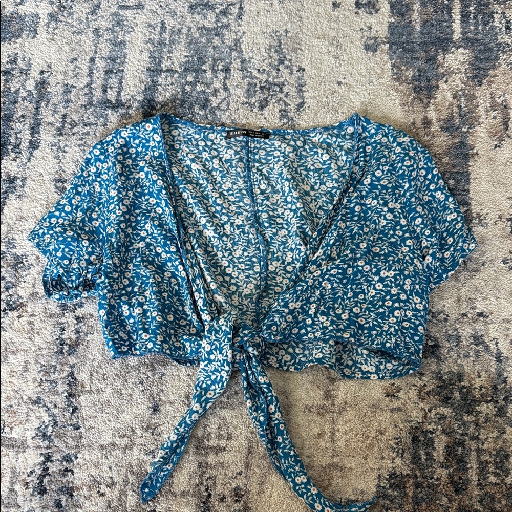 SHEIN Blue Floral Tie-Front Crop Top